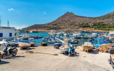 Favignana, Trapani, İtalya - 22 Eylül 2016: Port Favignana eşsesli adanın tek liman, üç Aegadian Islands ve Akdeniz deniz Sicilya büyük.