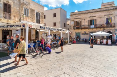 Favignana, Trapani, İtalya - 22 Eylül 2016: Favignana Merkezi adanın turistler üç Aegadian Islands en büyüğü olan.