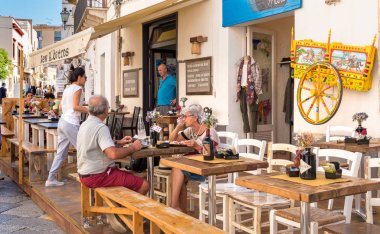 Favignana, Trapani, İtalya - 22 Eylül 2016: turist Merkezi Favignana Adası, restoranda kıyı şeridi zevk üç Aegadian Islands en büyüğü olan.