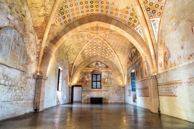 ANGERA, İtalya - 20 Nisan 2018: İç kale Borromeo, Angera veya Rocca di öfke, adalet Hall - Sala della Giustizia. Angera lake Maggiore kalesidir.