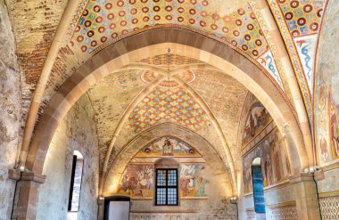 ANGERA, İtalya - 20 Nisan 2018: İç kale Borromeo, Angera veya Rocca di öfke, adalet Hall - Sala della Giustizia. Angera lake Maggiore kalesidir.