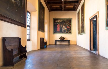 ANGERA, İtalya - 20 Nisan 2018: İç kale Borromeo, Angera veya Rocca di öfke. Kale lake Maggiore Angera, İtalya