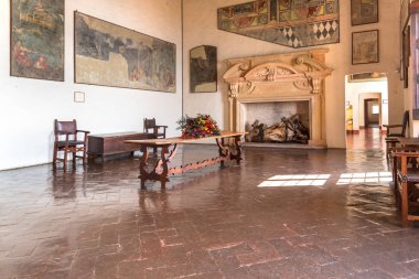 ANGERA, İtalya - 20 Nisan 2018: İç kale Borromeo, Angera veya Rocca di öfke. Kale lake Maggiore Angera, İtalya