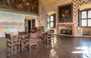 ANGERA, İtalya - 20 Nisan 2018: İç kale Borromeo, Angera veya Rocca di öfke. Kale lake Maggiore Angera, İtalya