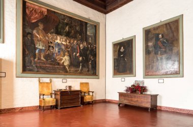 ANGERA, İtalya - 20 Nisan 2018: İç kale Borromeo, Angera veya Rocca di öfke. Kale lake Maggiore Angera, İtalya