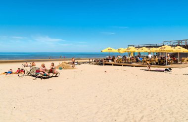 Maiori, Jurmala, Letonya - 12 Mayıs 2018: İnsanlar, Jurmala resort, Letonya Baltık Denizi Körfezi sahilinde güneşli bahar günü zevk.