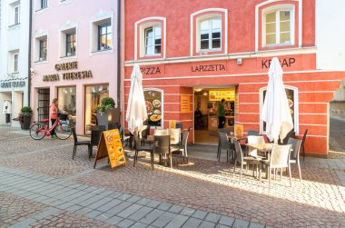 Bruneck - Brunico, Güney Tyrol, İtalya - 19 Ekim 2019: Bruneck, İtalya 'nın tarihi merkezinde barları ve dükkanları olan ana cadde