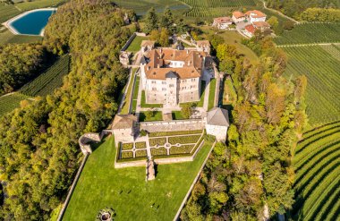 Castel Thun 'un Hava Görüntüsü, Gotik, Ortaçağ Tepe Şatosu, Vigo di Ton, Trento, İtalya