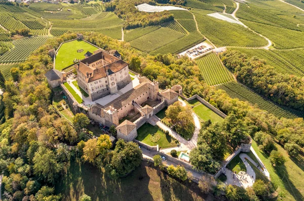 イタリアのトレント県ヴィゴ トンの城トゥン ゴシック 中世の丘の上の城の空中ビュー — ストック写真