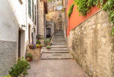 Torno antik köyünün dar sokağı, Como Gölü, Lombardy, İtalya