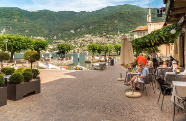 Torno, Lombardy, İtalya - 8 Temmuz 2019: Torno antik köyünün merkezi meydanı Como Gölü, İtalya