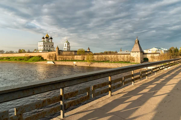 Utsikt Över Pskov Kreml Krom Eller Velikaya Floden Med Solljus — Stockfoto