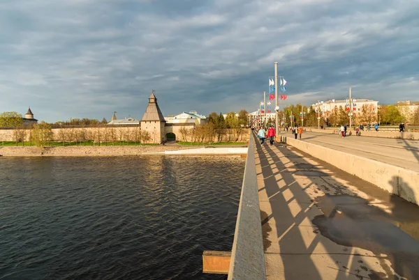 Pskov Russian Federation May 2018 Tourists Crossing Bridge Velikaya River — Stock Photo, Image