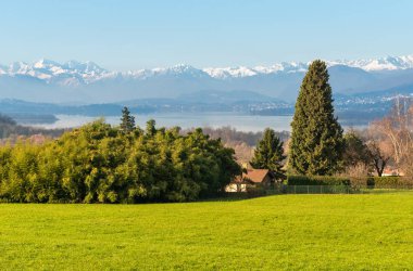 Varese Gölü manzaralı sonbahar manzarası ve İtalya 'nın Varese ilindeki Azzate Belvedere' den karlı dağlar