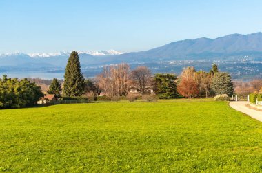 Varese Gölü manzaralı sonbahar manzarası ve İtalya 'nın Varese ilindeki Azzate Belvedere' den karlı dağlar