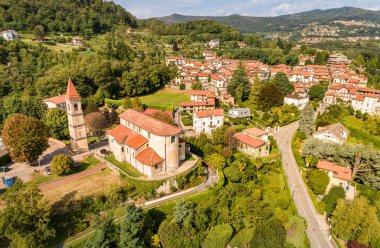 San Giovanni Battista Kilisesi ile Dagnente 'nin havadan görünüşü, Arona şehri, Piedmont, İtalya