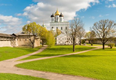 Pskov Krom 'daki Kutsal Üçlü Katedrali ya da Rusya' nın orta kesimindeki Pskov Kremlin manzarası