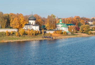 Pskov, Rusya 'daki Velikaya nehrinin kıyısındaki Kutsal Dönüşüm Mirozh Manastırı