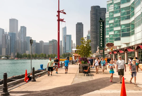 Chicago Illinois Agosto 2014 Los Turistas Están Caminando Cerca Del — Foto de Stock