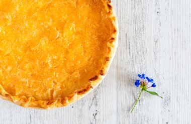 Antika beyaz ahşap arka planda elmalı turta.