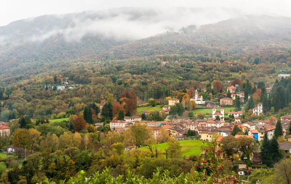 Uitzicht Het Kleine Dorpje Cadegliano Viconago Gelegen Boven Ponte Tresa — Stockfoto