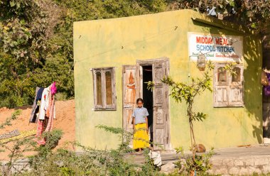 Puttaparthi, Andhra Pradesh, Hindistan - 12 Ocak 2013: Puttaparthi, Hindistan 'da Hintli bir kızla öğle yemeği okulunun mutfağının manzarası