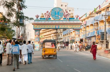 Puttaparthi, Andhra Pradesh, Hindistan - 11 Ocak 2013: Puttaparthi köyüne ulaşmak için sembolik kemer yolu, şehir sahnesi, Hindistan