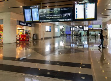Muscat, Umman - 16 Şubat 2020: Muscat Uluslararası Havalimanı 'nda kalkış terminali, Umman.