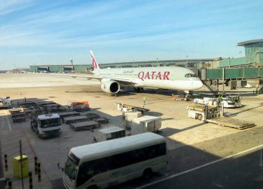 Doha, Katar - 16 Şubat 2020: Katar Uçak Doha, Katar 'daki Hamad Uluslararası Havalimanı' nda kalkışa hazırlanıyor.