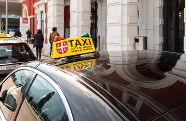 Lugano, Ticino, İsviçre - 19 Şubat 2020: Lugano Tren İstasyonu yakınlarındaki Taxi, İsviçre 'nin Ticino kantonundaki Lugano şehrinin ana tren istasyonudur..