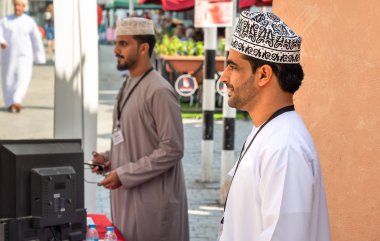 Mutrah, Umman - 10 Şubat 2020: Umman Sultanı Mutrah, Orta Doğu 'da geleneksel Ummani giysileri içinde genç bir Umman' ın profili