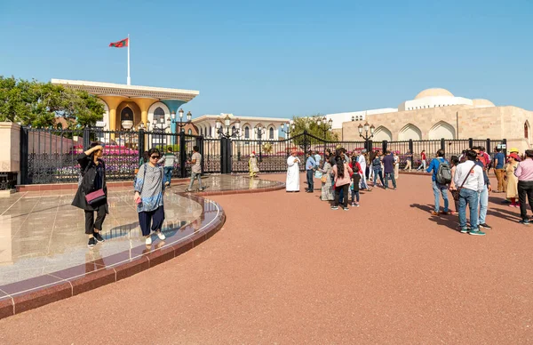 Mascate Omã Fevereiro 2020 Turistas Que Visitam Palácio Alam Uma — Fotografia de Stock
