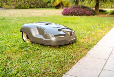 Robotik Çim Biçme Makinesi Bahçede çim kesme.