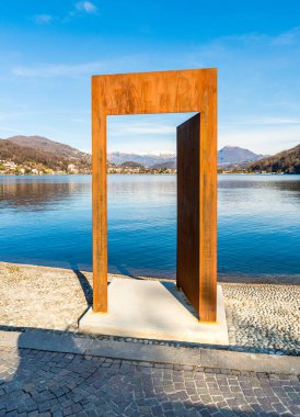 Lugano Gölü 'nün üzerinden demir kapıya bak..