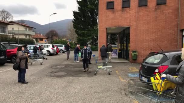 Varese Lombardei Italien März 2020 Unbekannte Warten Während Des Ausbruchs — Stockvideo