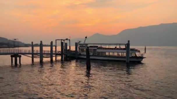 Bateau Arrivant Dans Port Luino Sur Lac Majeur Coucher Soleil — Video