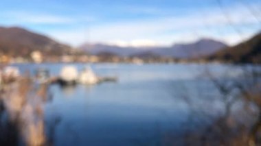 Lavena Ponte Tresa 'daki Lugano Gölü ve İsviçre Alpleri manzarası, odak değişimi, 4K