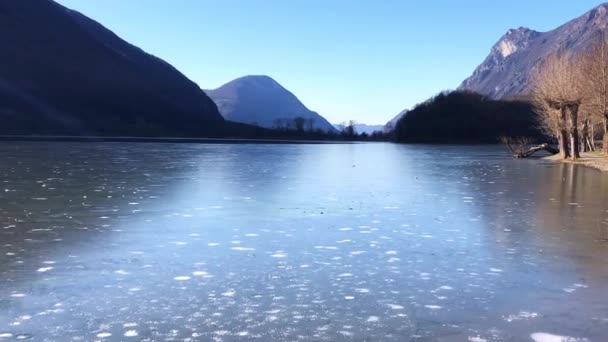 Veduta Del Lago Ghiacciato Piano Nel Territorio Della Riserva Naturale — Video Stock