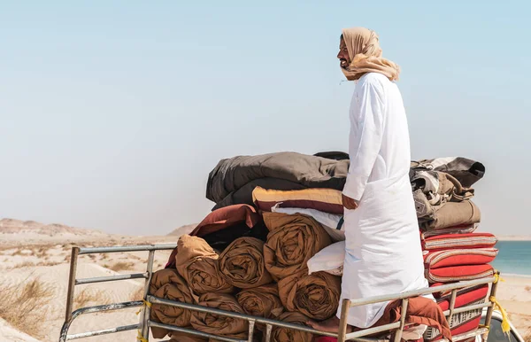 Khaluf Omán Febrero 2020 Hombre Beduino Sobre Coche Todoterreno Blanco — Foto de Stock