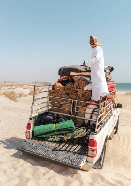 Khaluf Omán Febrero 2020 Hombre Beduino Sobre Coche Todoterreno Blanco — Foto de Stock