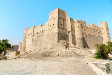 Umman Sultanlığı 'ndaki Djebel Akhdar' ın eteğindeki Bahla Kalesi. Unesco Dünya Mirası Sitesi.