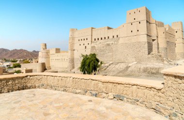 Umman Sultanlığı 'ndaki Djebel Akhdar' ın eteğindeki Bahla Kalesi. Unesco Dünya Mirası Sitesi.