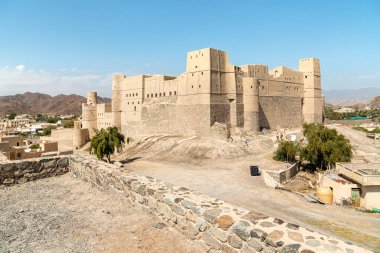 Umman Sultanlığı 'ndaki Djebel Akhdar' ın eteğindeki Bahla Kalesi. Unesco Dünya Mirası Sitesi.