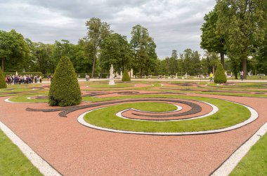 Puşkin, Saint Petersburg, Rusya - 19 Mayıs 2015: Puşkin, Rusya 'daki Müze Reserve Tsarskoye Selo' daki Katerinler Sarayı 'nın süslü bahçeleri
