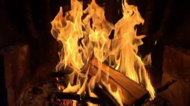 Şöminede yanan ateş. Yavaş çekim. 