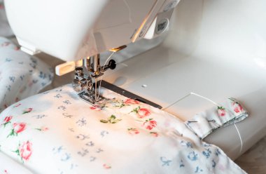 Ewing makinesinin baskılı ayağı, renkli kumaşla dikilmiş iğnesi. Seçici odak