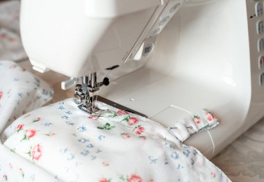 Dikiş makinesi ütüleyici ayak, renkli kumaşla dikilmiş iğne. Seçici odak