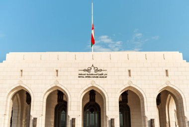 Kraliyet Opera Binası cephesinde Umman 'ın ulusal bayrağı, Umman Sultanı