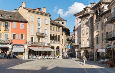 Domodossola, Piedmont, İtalya - 11 Kasım 2016: Domodossola, İtalya 'nın tarihi merkezinde ortaçağ binaları ve sokak kafeleri bulunan Pazar Meydanı veya Piazza del Mercato manzarası