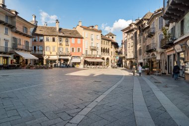 Domodossola, Piedmont, İtalya - 11 Kasım 2016: Domodossola, İtalya 'nın tarihi merkezinde ortaçağ binaları ve sokak kafeleri bulunan Pazar Meydanı veya Piazza del Mercato manzarası